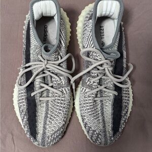 Adidas Yeezy Boost 350 V2 Gray and Cream Shoes. Excellent condition